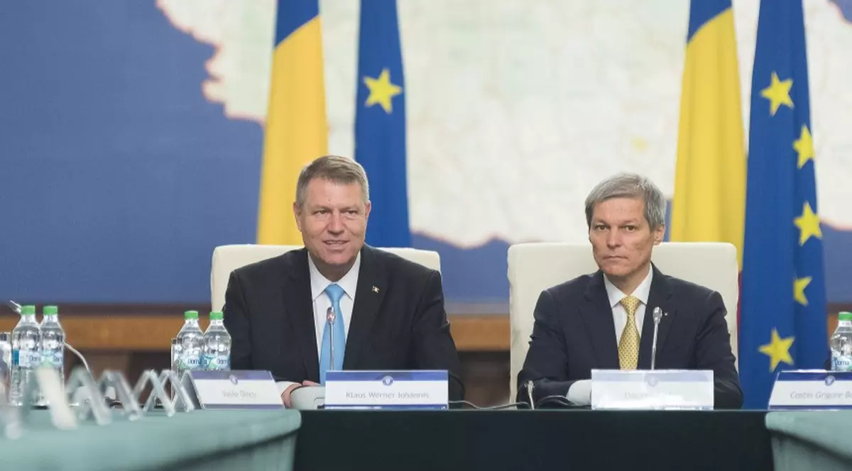 Președintele IOhannis și premierul Cioloș, la prezidiu