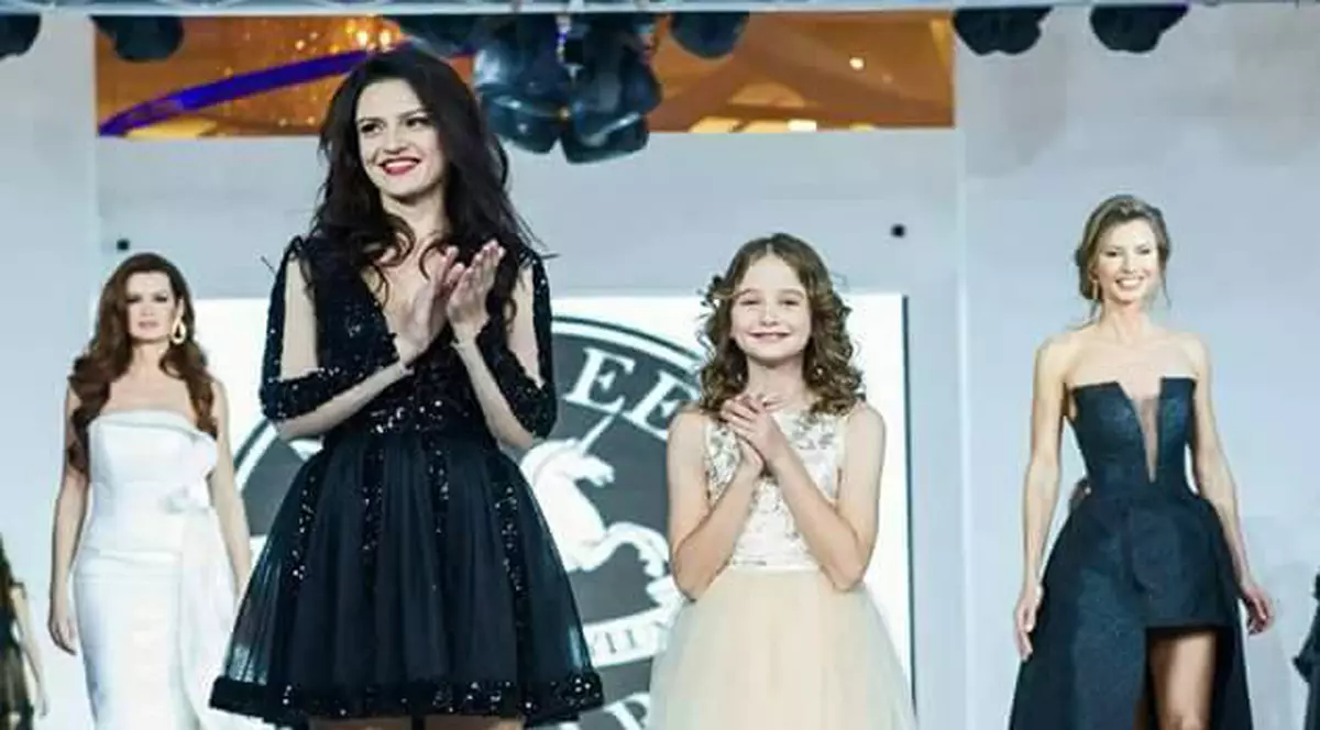 Irina Columbeanu a defilat din nou ca model. Moni a ratat iar momentul în care fiica ei a strălucit pe podium