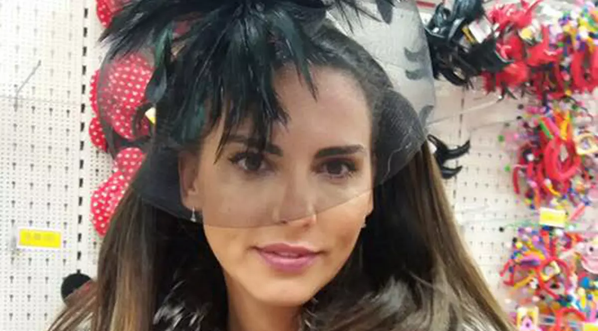 Lavinia Pîrva a dat-o în bară: și-a pus pene pe cap