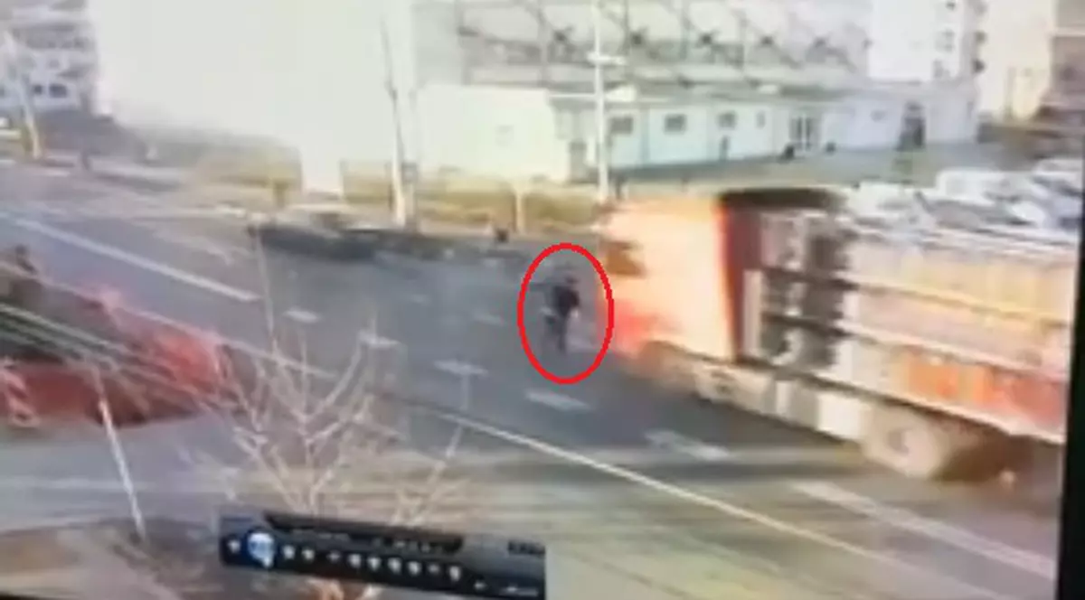 Un bărbat a fost lovit de camion în județul Dâmbovița. A fost spulberat, după ce a traversat în fugă