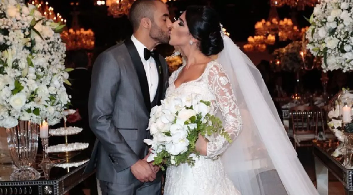 Lucas Moura si Larissa Saad, sarutandu-se.