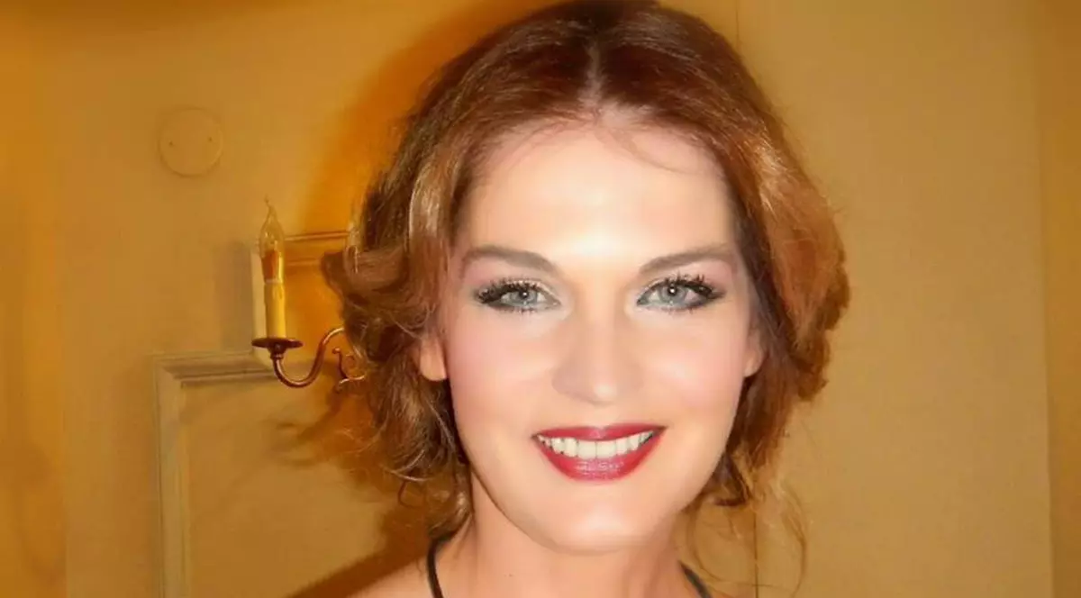 manuela hărăbor, îmbrăcată într-o rochie colorată și zâmbind larg