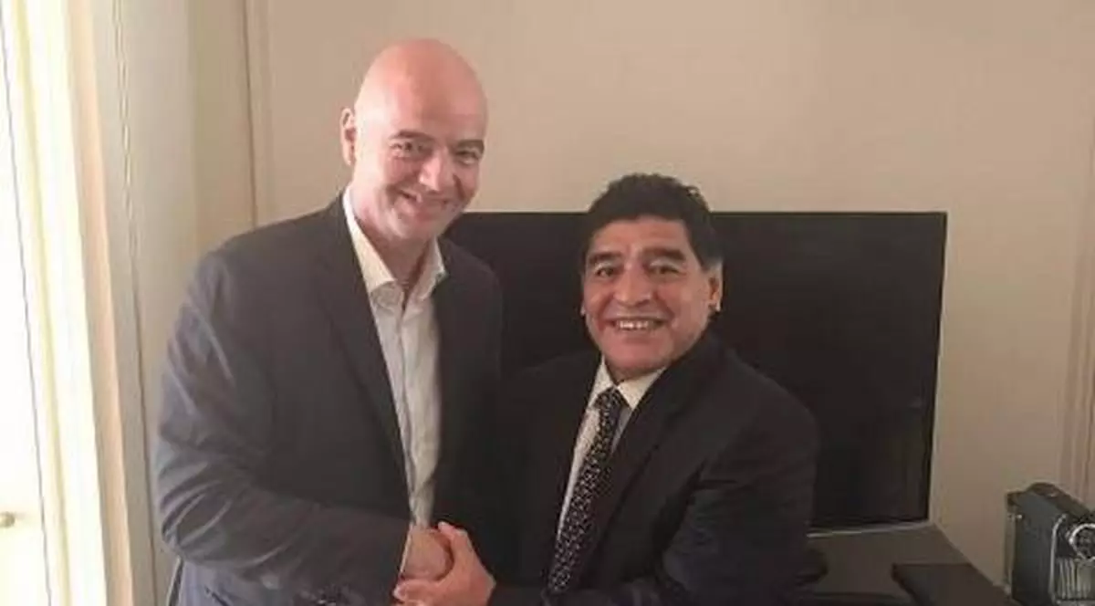 Maradona s-a împrietenit cu FIFA! A scăpat de Blatter și se înțelege minunat cu Infantino