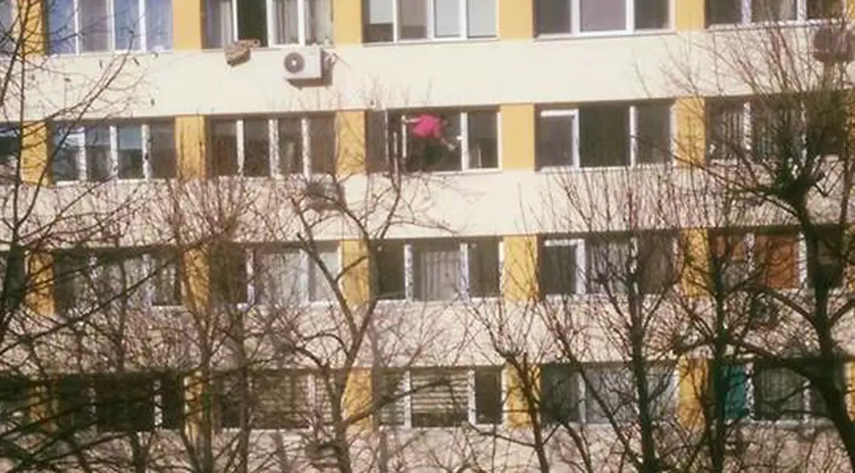 O pensionară a murit, după ce a căzut de la fereastră, în județul Gorj. Femeia ștergea geamurile