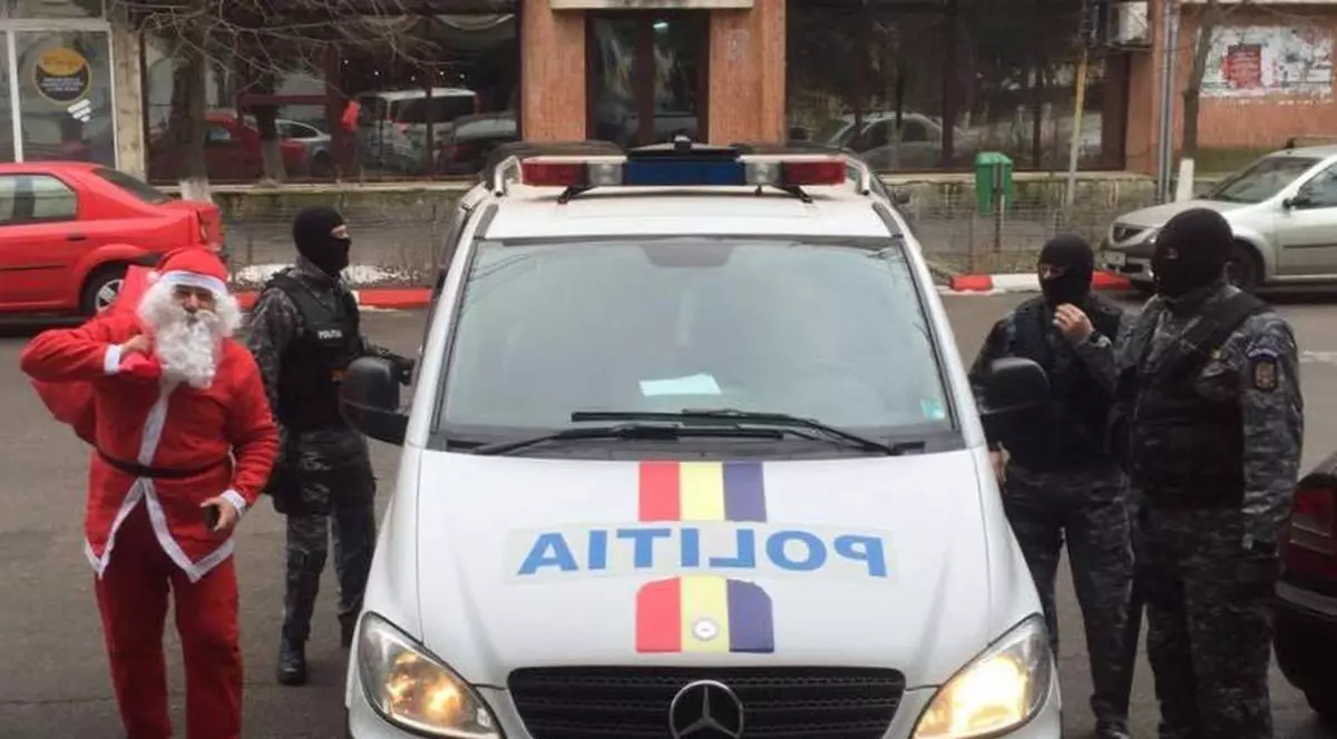 Moș Crăciun este ajutat de mascați să ajungă copiii din Teleorman și Iași