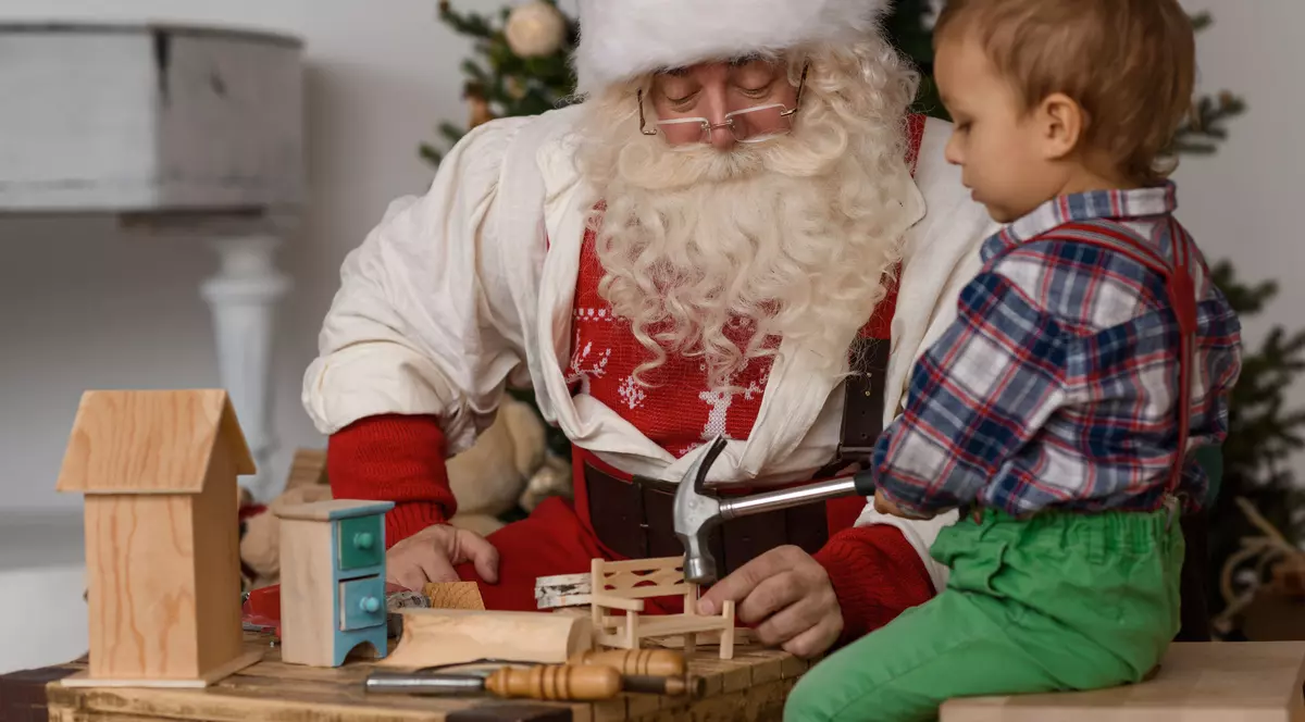 Jucării autohtone din lemn pentru europeni și minioni contrafăcuți pentru micuții români