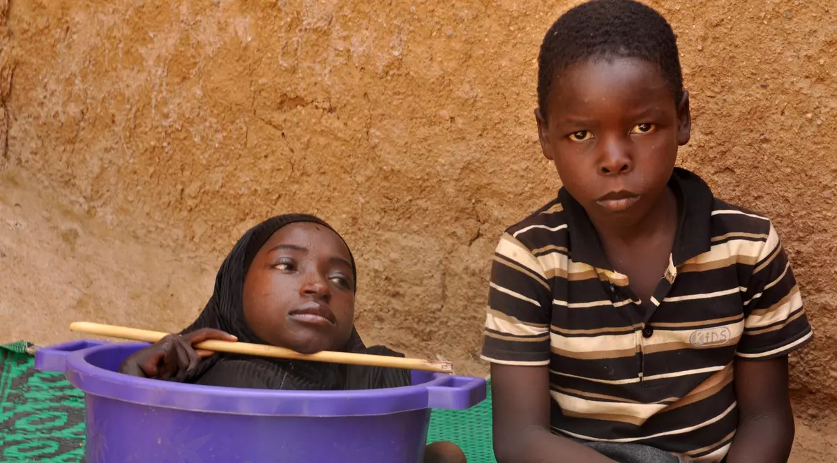 Fata care trăia într-un lighean a murit în ziua de Crăciun