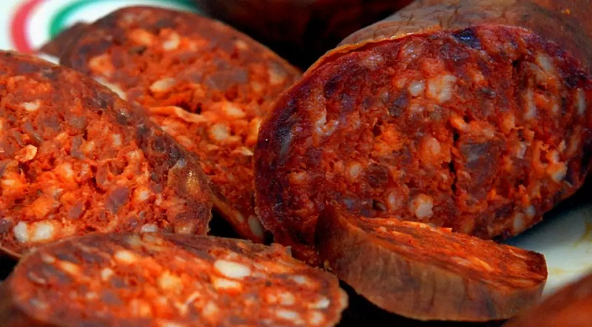 Descoperire șocantă în parcul IOR din București! S-a găsit o pungă cu cârnaţi, iar ce era în carne e de necrezut