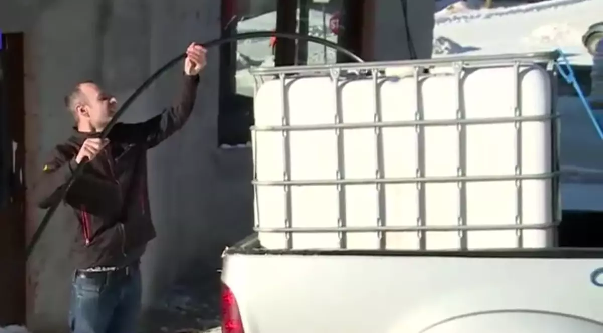 Revelion fără apă la Rânca, județul Gorj. Sute de turiști, nevoiți să care apa cu bidoanele