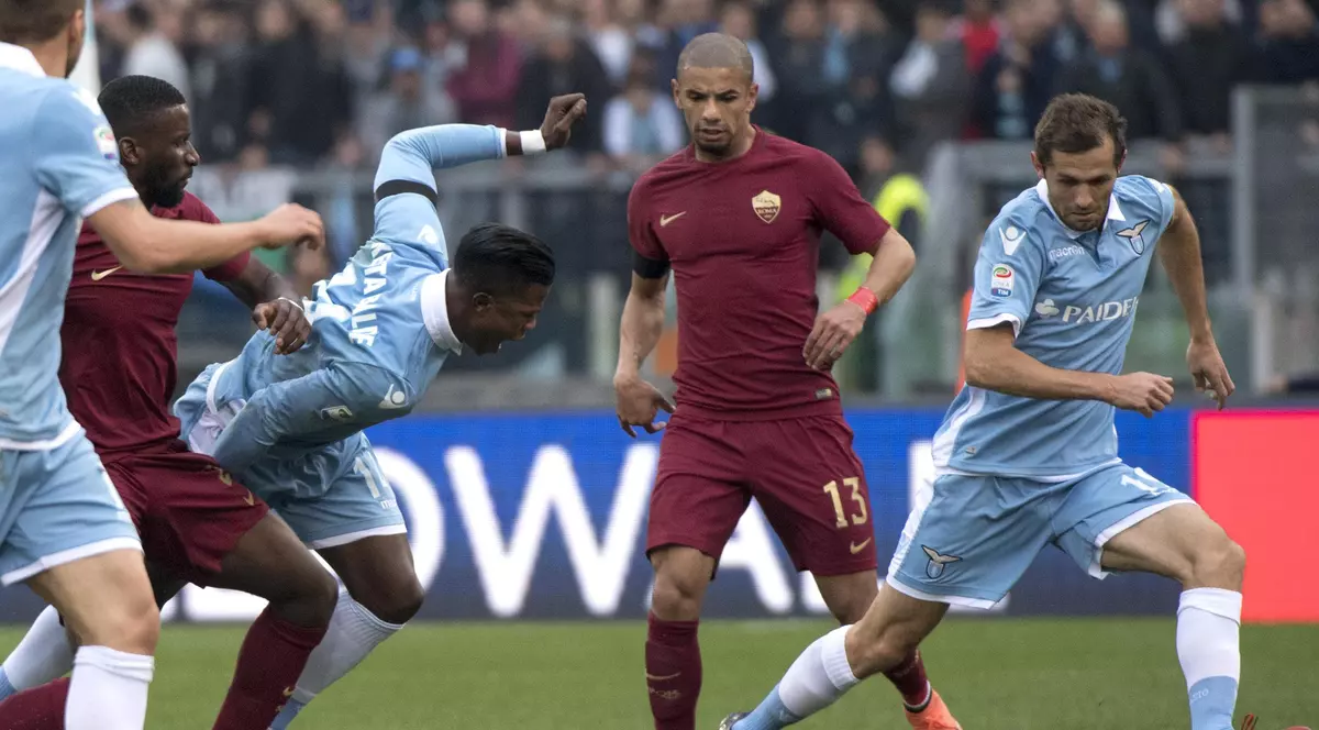 Lazialul Senad Lulici, primul din dreapta, nu suportă jucătorii de culoare, printre care pe neamțul Rudiger, primul din stânga, în tricoul Romei. EPA/CLAUDIO PERI