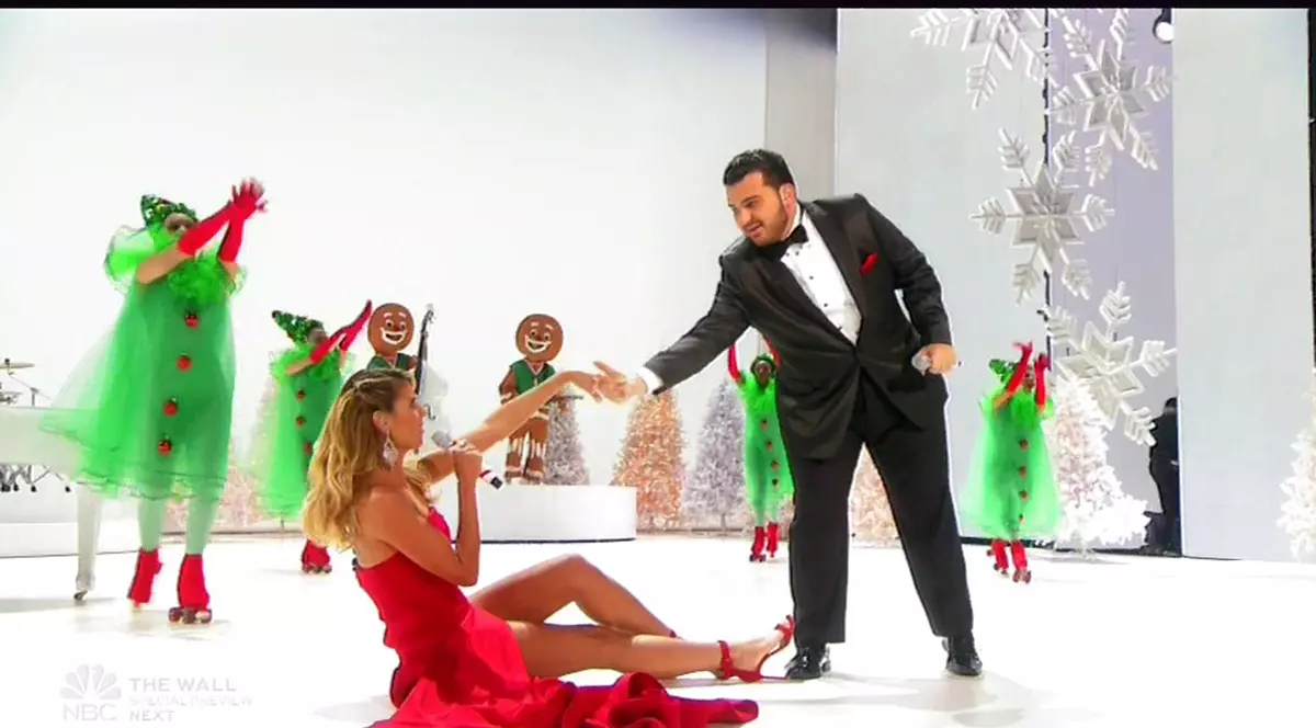 Heidi Klum s-a apucat de cântat. Modelul a debutat cu o căzătură pe scenă | VIDEO