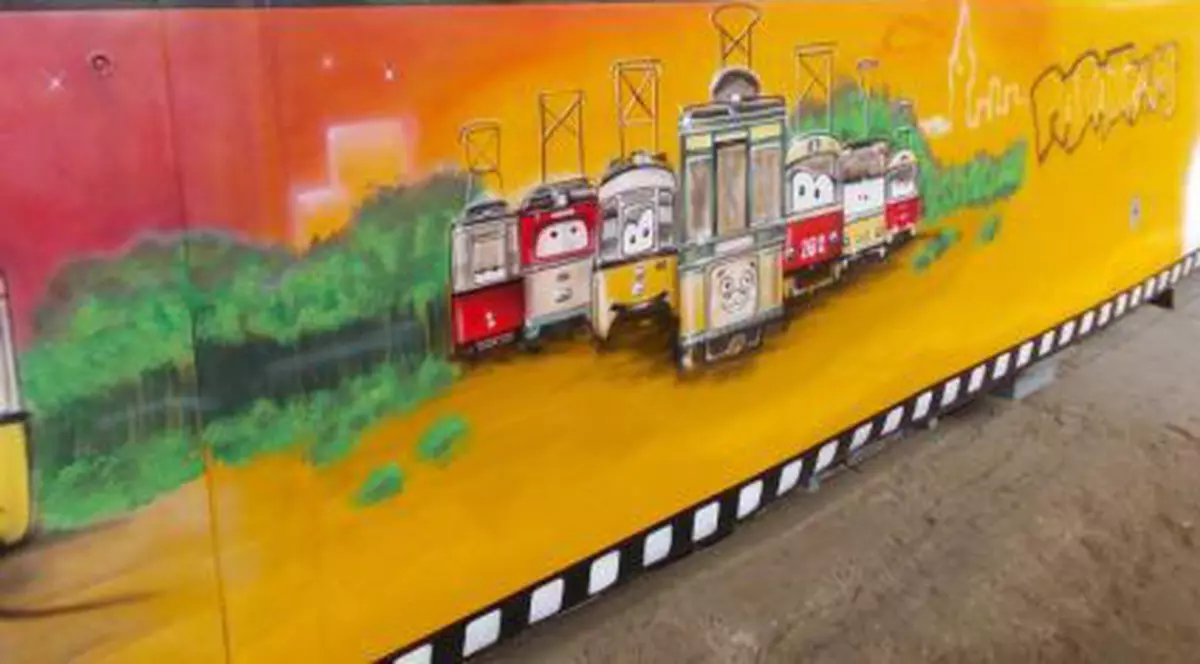 Pe linia RATB 1 circulă două tramvaie pictate cu grafiti