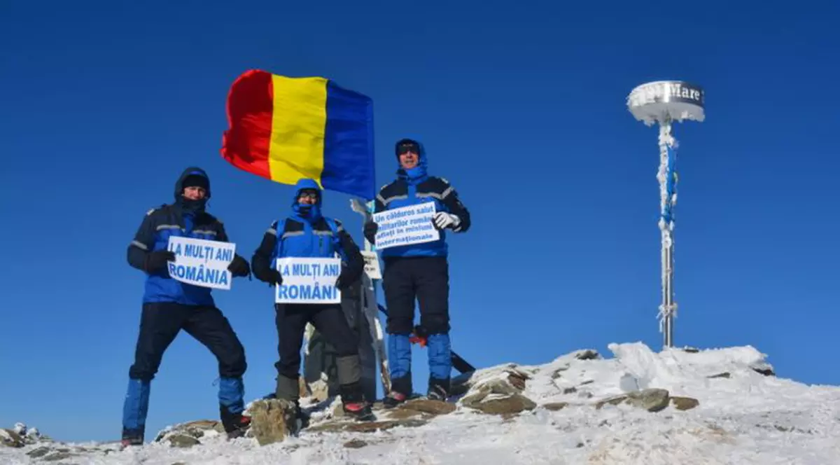 Ziua Națională a României: tricolorul a fost arborat pe vârful Parângul Mare, la peste 2.500 de metri altitudine