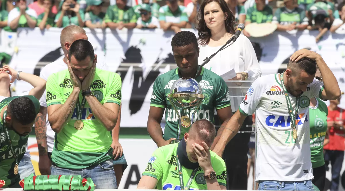 Fotbaliștii lui Chapecoense nu și-au putut stăpâni lacrimile înaintea meciului amical cu Palmeiras. (FOTO: EPA)