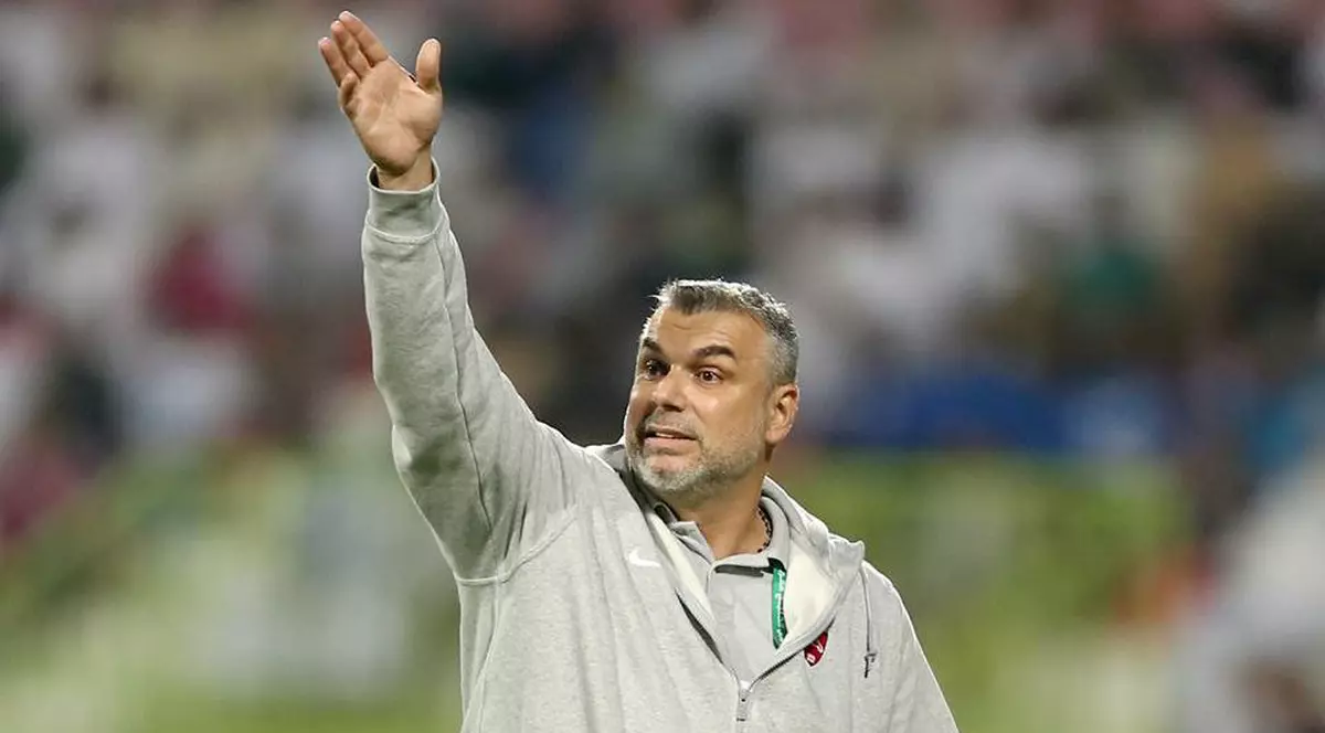 Cosmin Olăroiu a pierdut derby-ul campionatului din Emiratele Arabe Unite și a coborât de pe podium