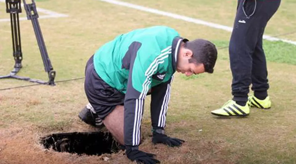 Incident nemaivăzut în fotbal, petrecut în Israel: un arbitru a căzut într-o groapă