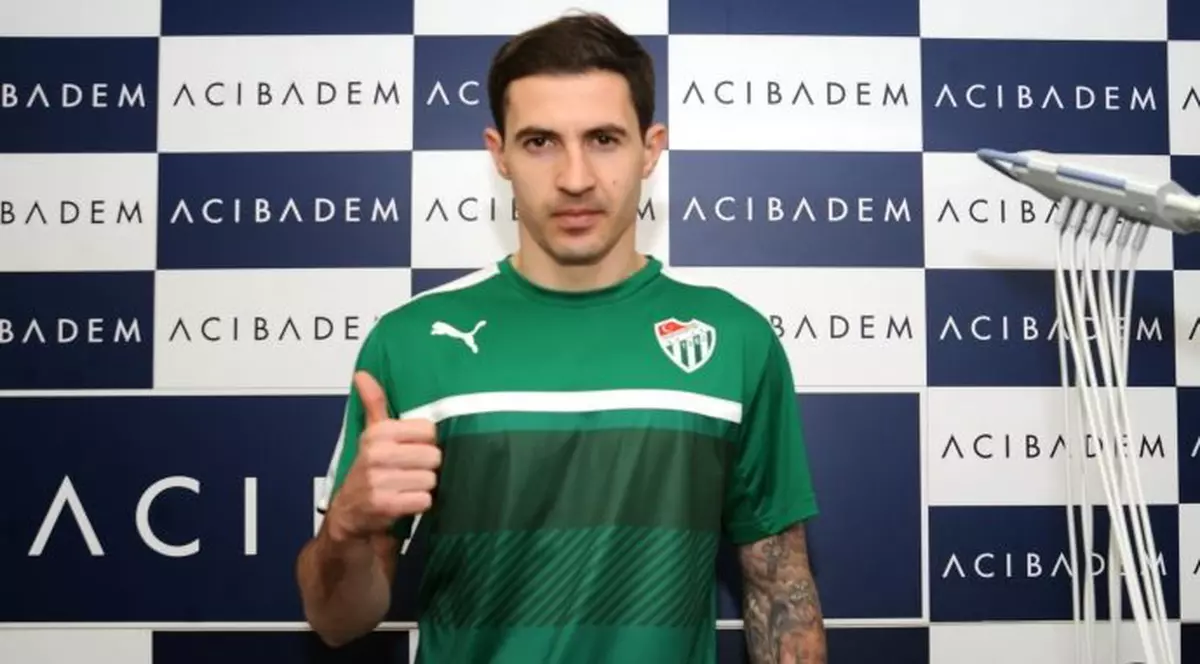 Bogdan Stancu s-a transferat la Bursaspor. Tricolorul a pozat optimist în tricoul noii sale echipe