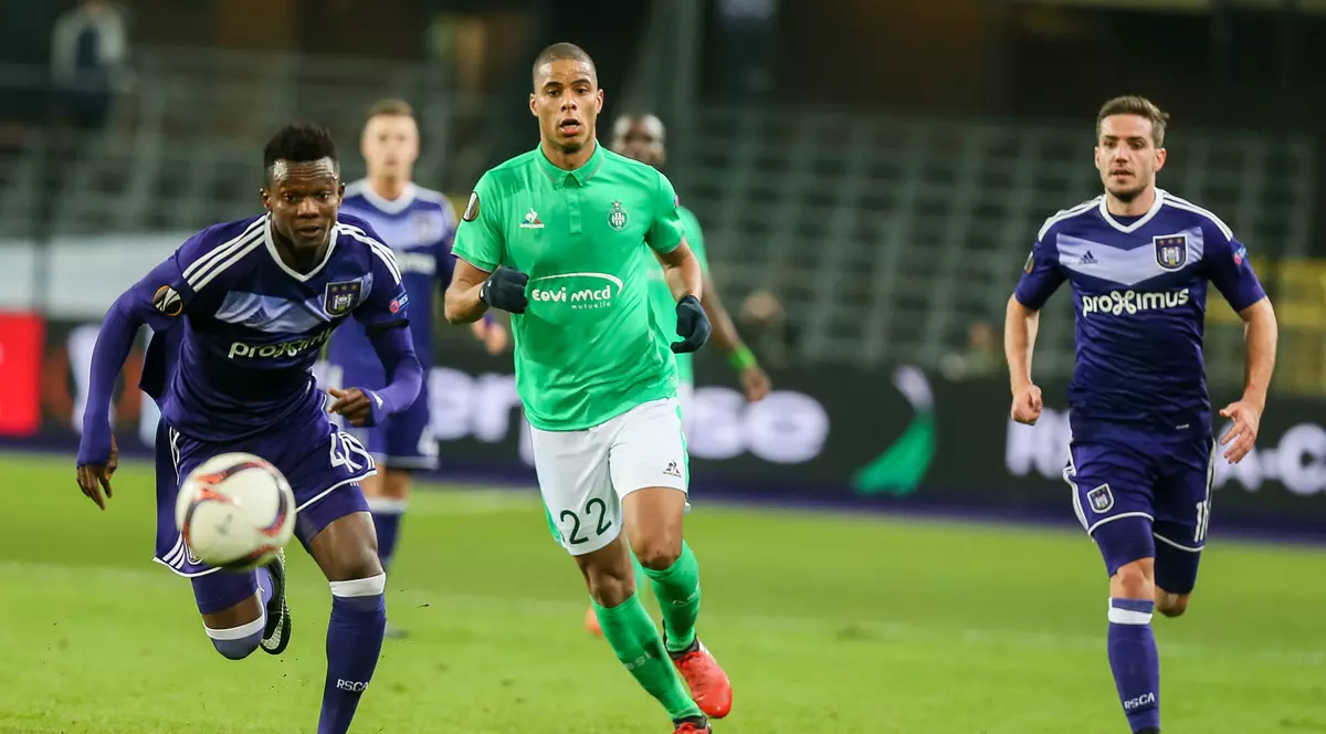 Alexandru Chipciu (dreapta), în timpul unui meci jucat de Anderlecht în grupele Ligii Europa. (FOTO: EPA)