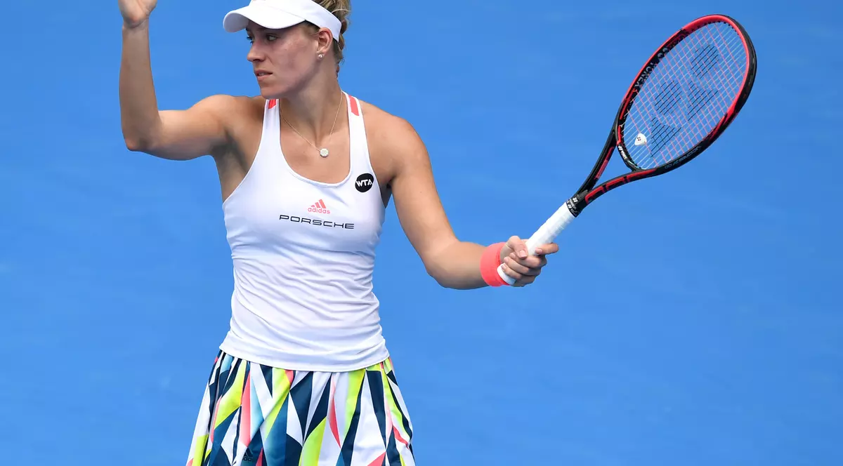 Angelique Kerber dă din mâini, nemulțumită de jocul ei în optimile turneului de tenis de la Sydney. (FOTO: EPA)