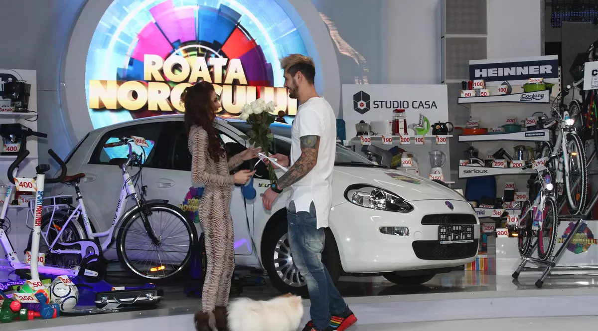 FOTO EXCLUSIV/ Ana Barnoschi nu scapă de iubit nici la muncă! Ce-i face Marian de față cu toți colegii ei de la ”Roata Norocului”