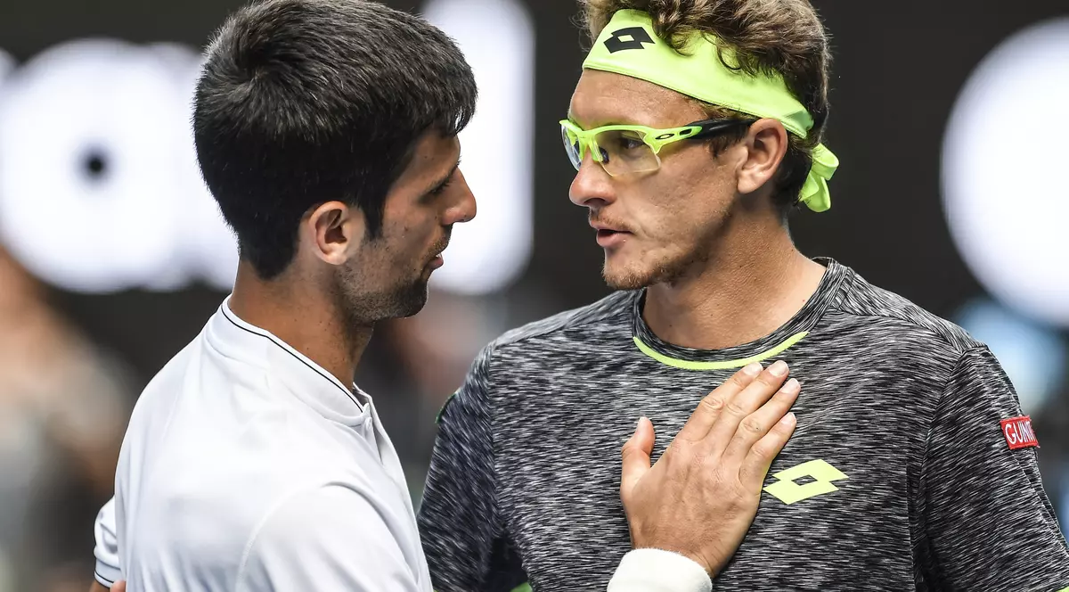 Novak Djokovic (stânga) îl felicită pe Denis Istomin, la finalul meciului direct disputat pe 19 ianuarie 2017 la Australian Open. (FOTO: EPA)