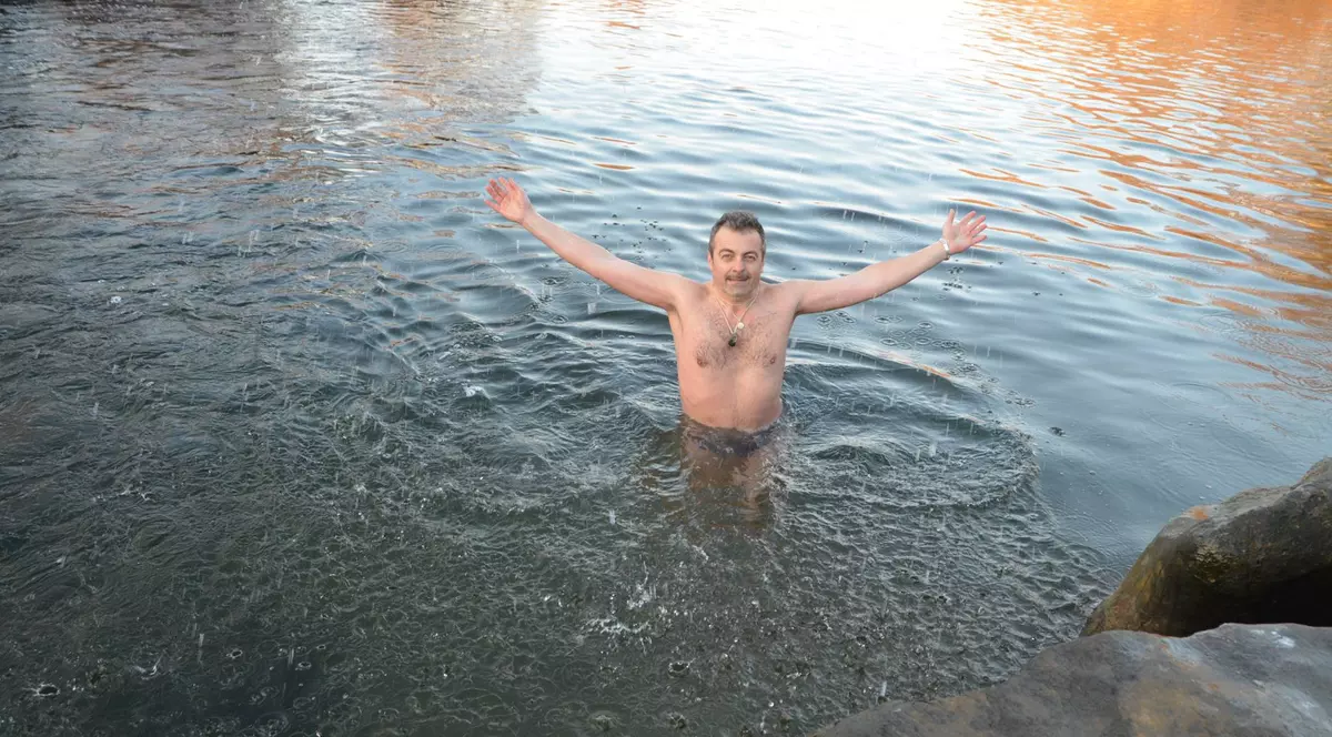 A înotat la - 13 grade Celsius. Un bărbat din Deva a făcut baie în apa rece ca gheață a Streiului