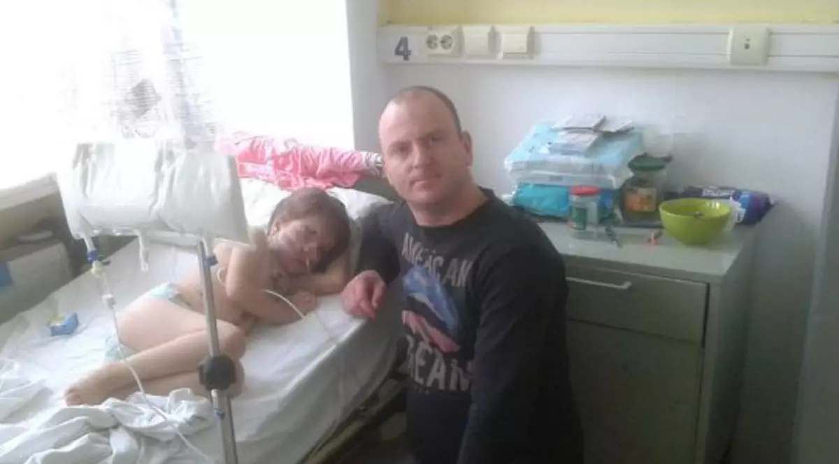 Când aude numele mamei, tremură de frică