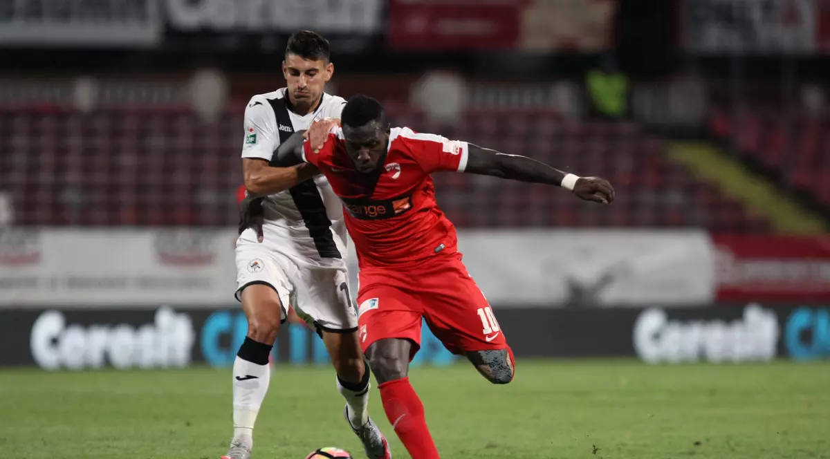 Harlem-Eddy Gnohere (în roșu), în timpul unui meci disputat în tricoul lui Dinamo. (FOTO: Vlad Chirea)