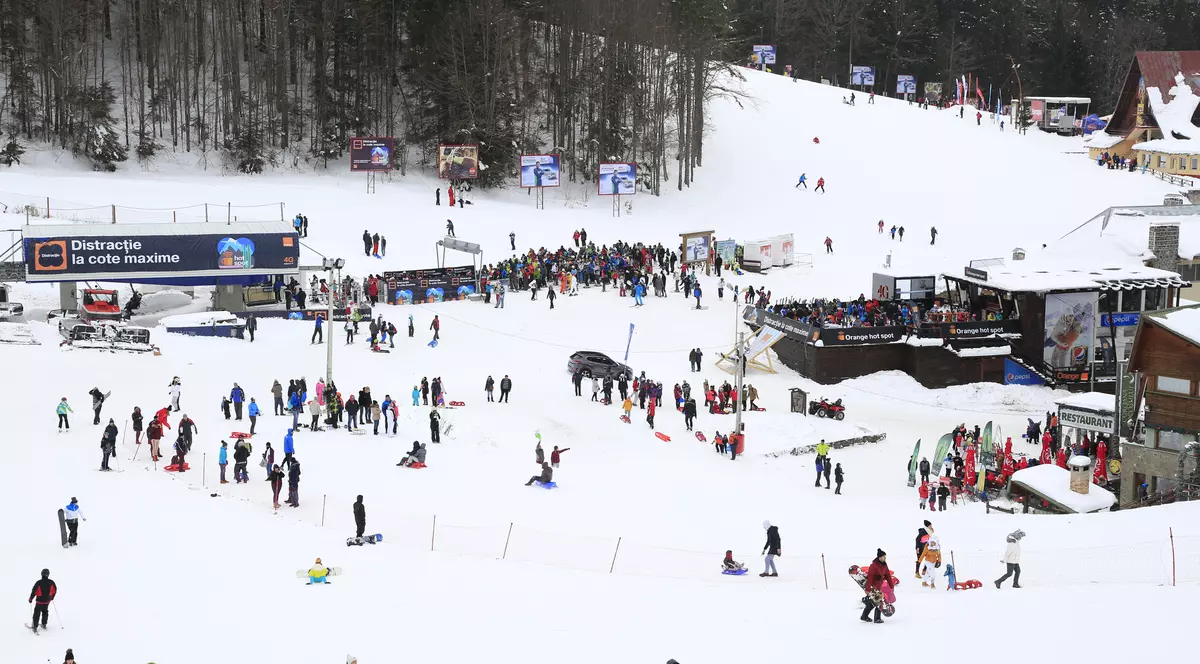 Românii au profitat de minivacanță și s-au distrat la munte GALERIE FOTO