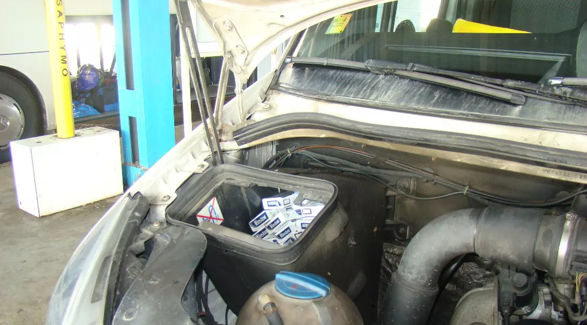 Peste 1.000 de țigarete ascunse în filtrelele de aer