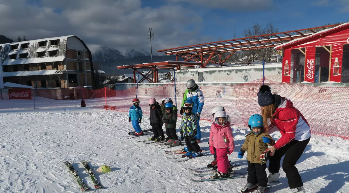 Gerul a închis școlile, copiii au umplut pârtia GALERIE FOTO