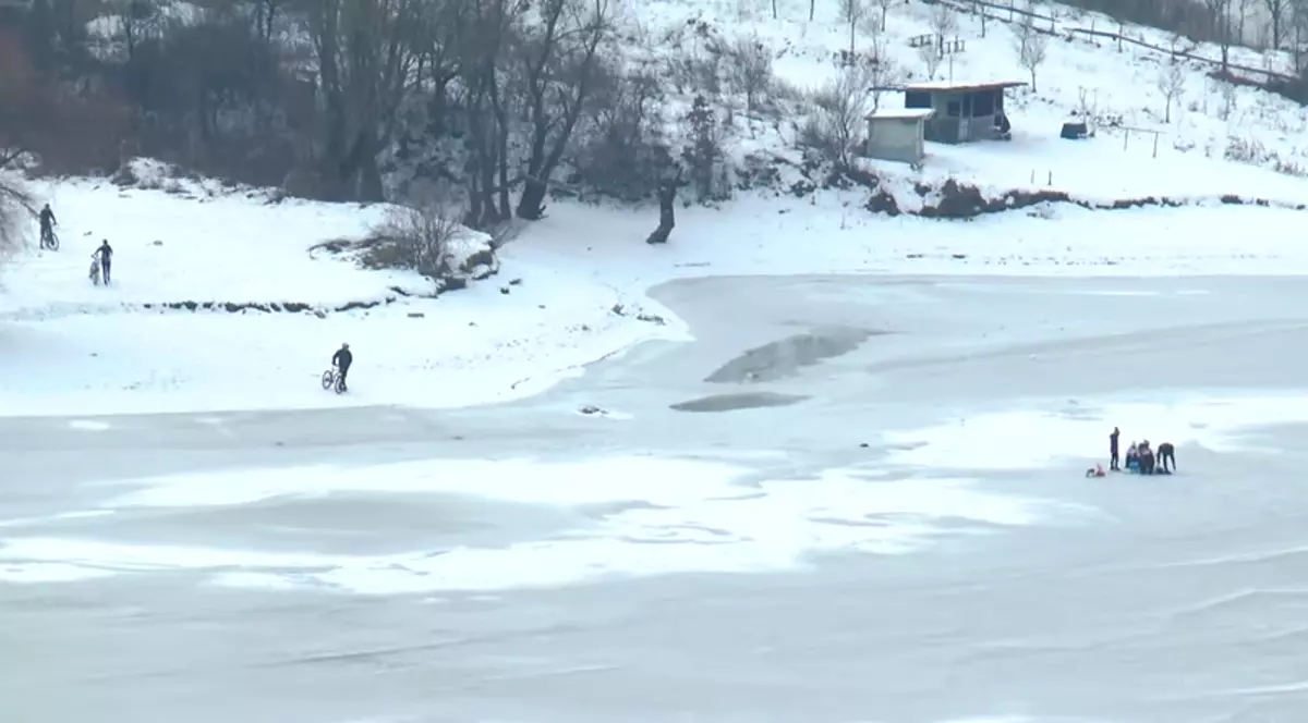 Tinerii patinează pe Lacul Cinciș din Hunedoara care a înghețat. Gheața se poate sparge oricând