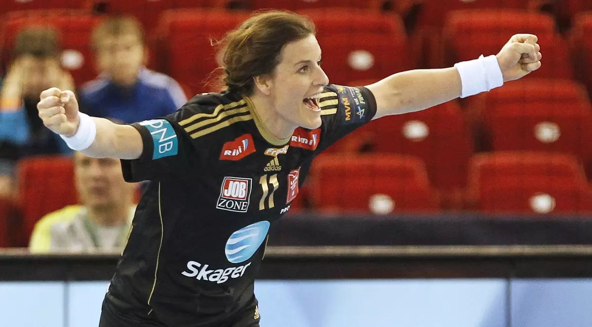 Linn-Kristin Riegelhuth Koren se bucură după un gol marcat pentru Larvik în Liga Campionilor la handbal feminin. (FOTO: EPA)