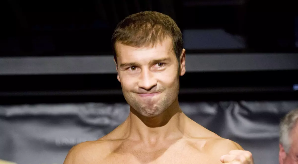 Lucian Bute, încordându-și mușchii cu ocazia unui cântar oficial. (FOTO: HEPTA)