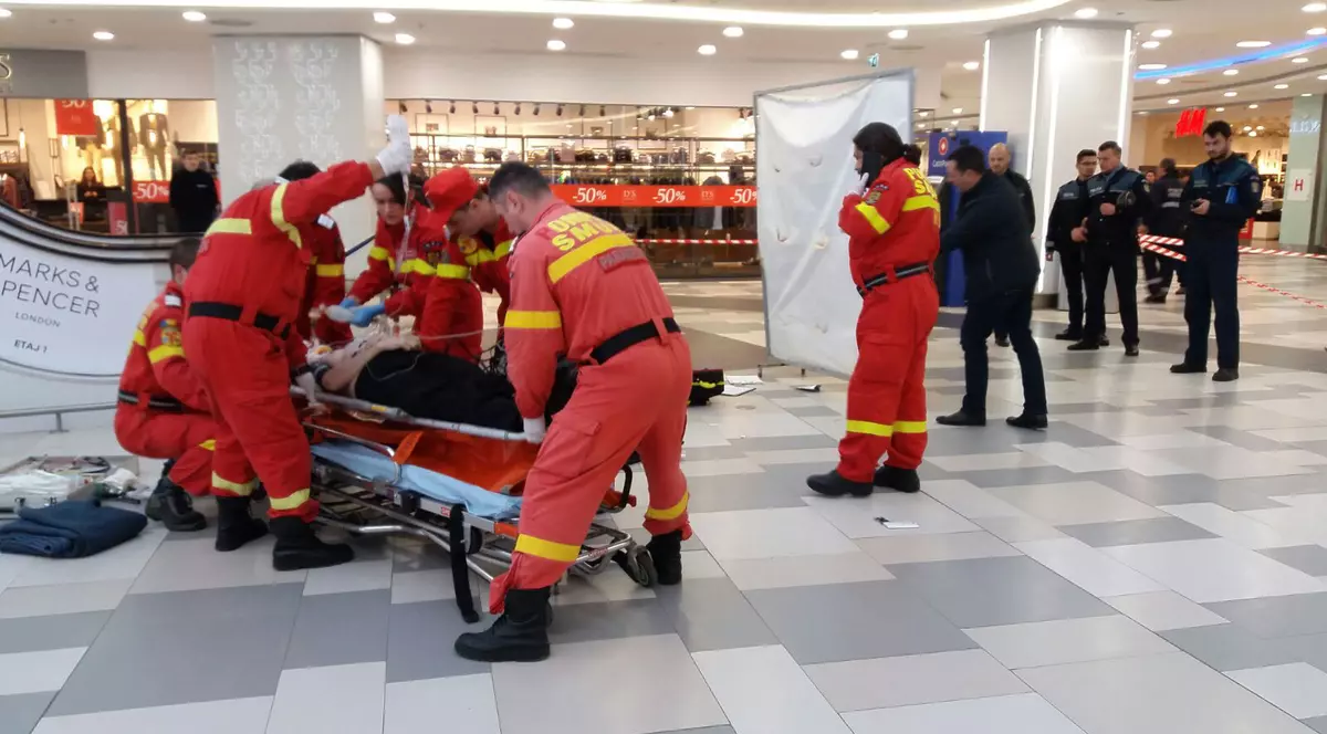 O femeie a murit într-un mall din București