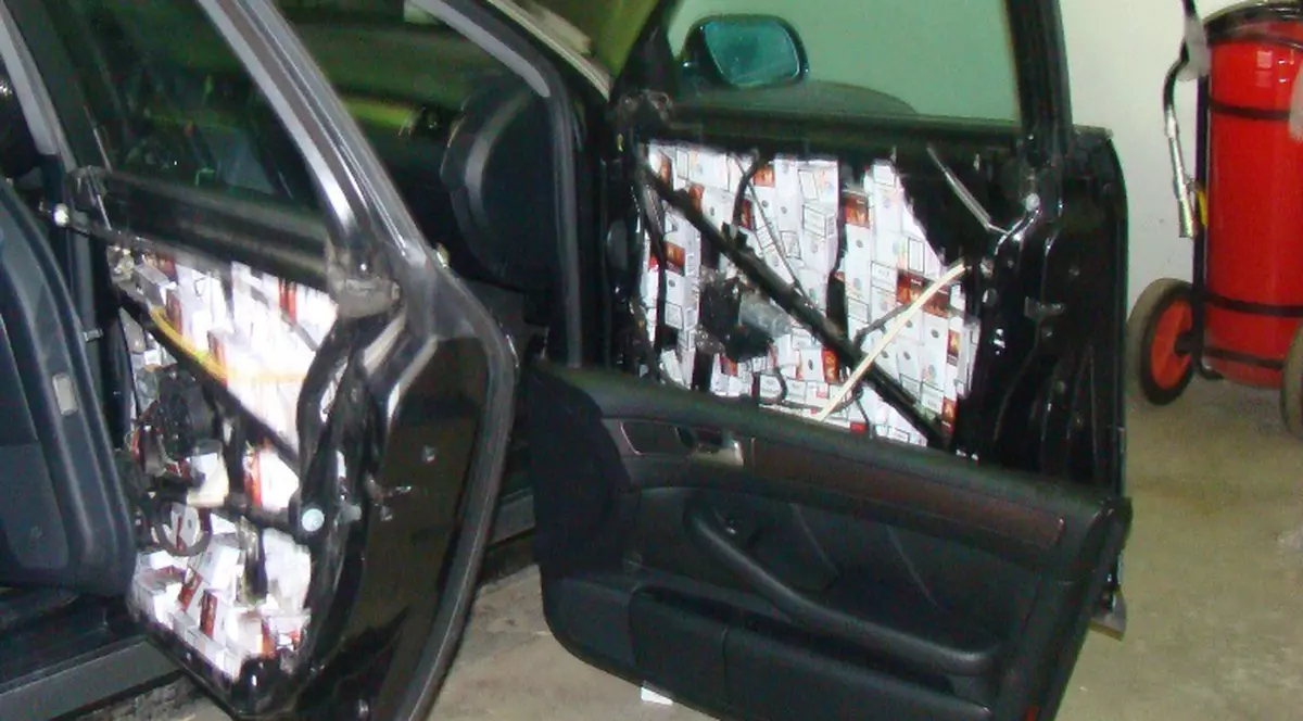 Și-a căptușit mașina cu zeci de mii țigări de contrabandă