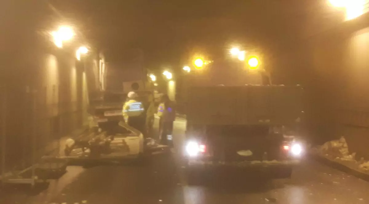 Și-a ”cojit” duba de tavanul Pasajului Unirii