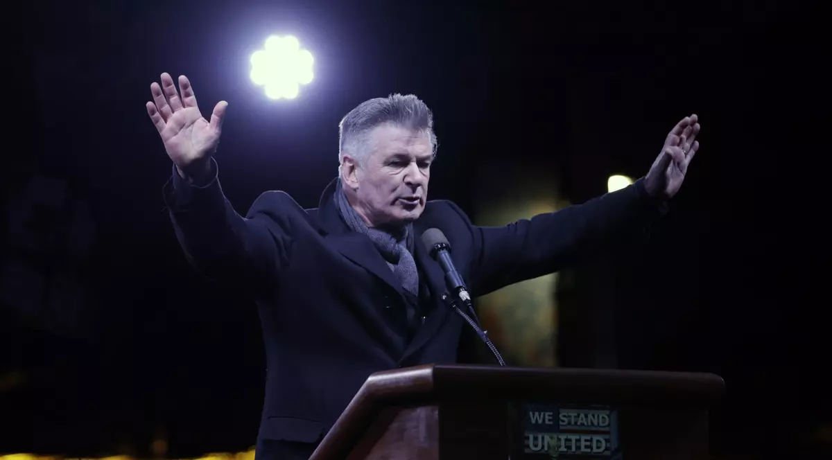 Alec Baldwin a participat la protestele anti-Trump, unde l-a imitat pe miliardar în fața mulțimii