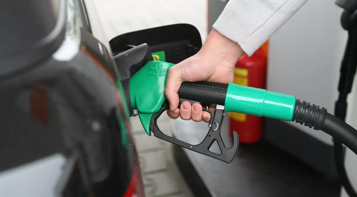 Comisia de buget din Senat a eliminat majorarea accizei la carburanți