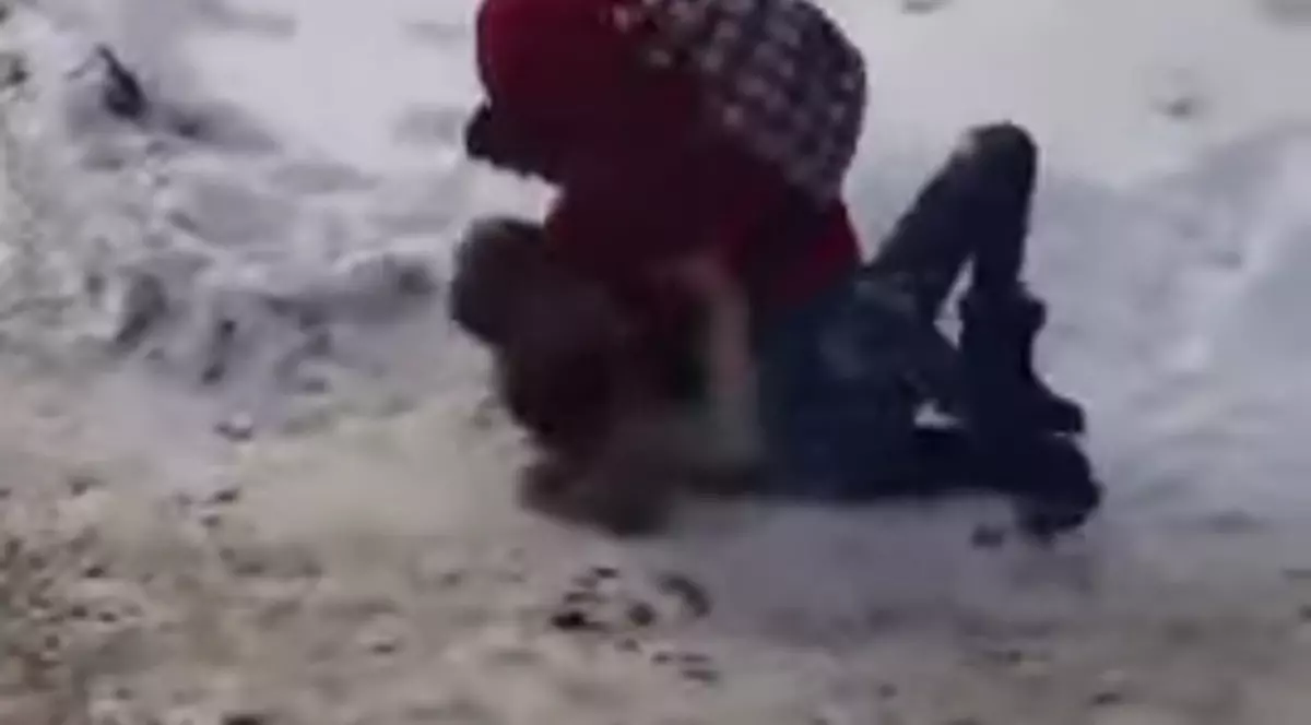 Două eleve s-au bătut în fața școlii în județul Botoșani. Scenele de violență au fost filmate, iar nimeni nu a intrevenit să le oprească / VIDEO