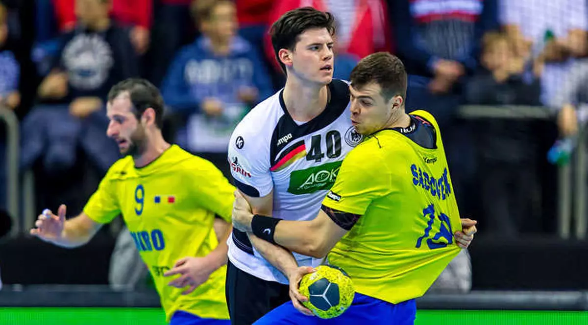 România a pierdut amicalul cu Germania, campioana europeană în exercițiu. Aici, Sadoveac, în galben, luptă cu Ernst