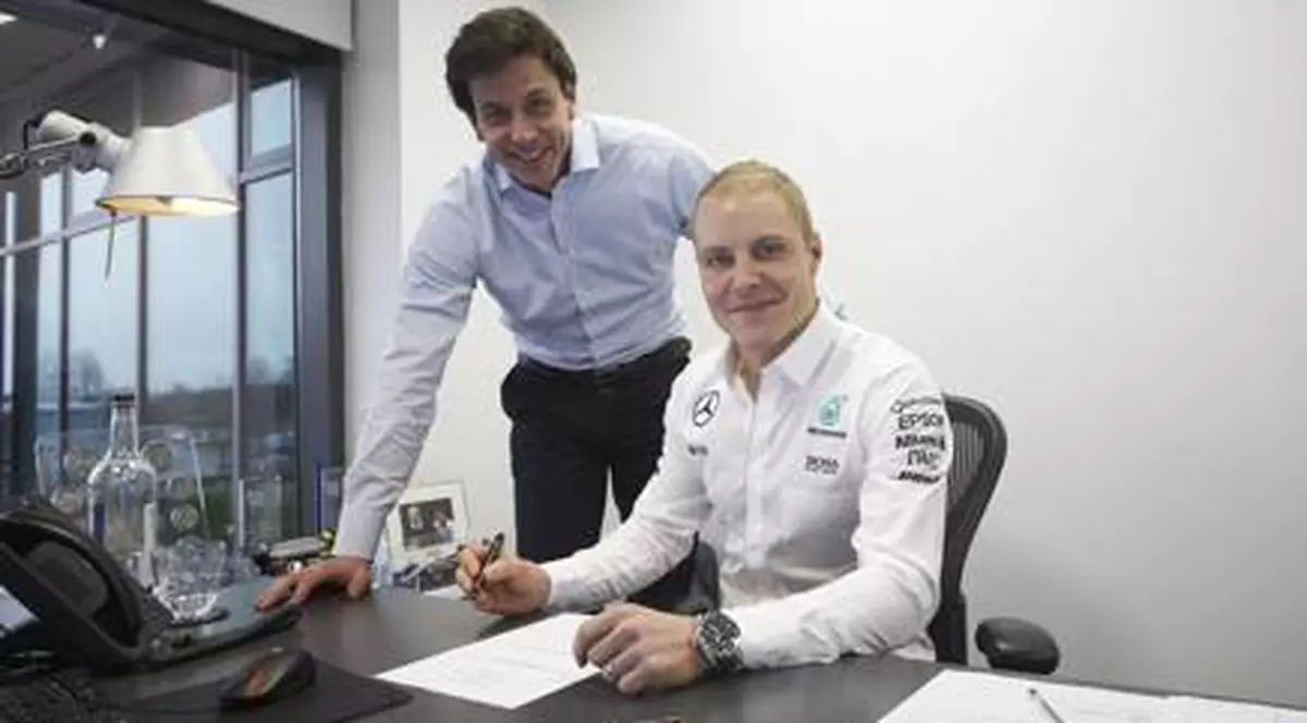 Valtteri Bottas a semnat cu Mercedes în fața lui Toto Wolff