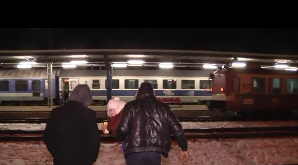 Un copil de doi ani era crescut în sala de așteptare a gării din Poiana Câmpina. Cum au rezolvat autoritățile problema