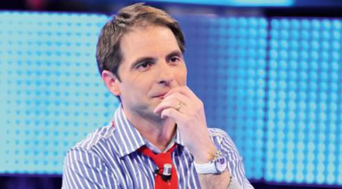 Dan negru, gânditor într-un platou de televiziune