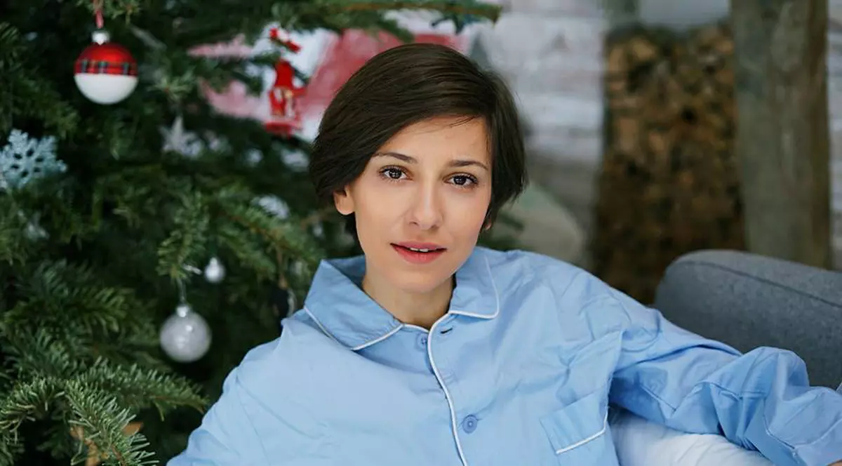 dana Rogoz, în pijamale, lângă bradul de Crăciun