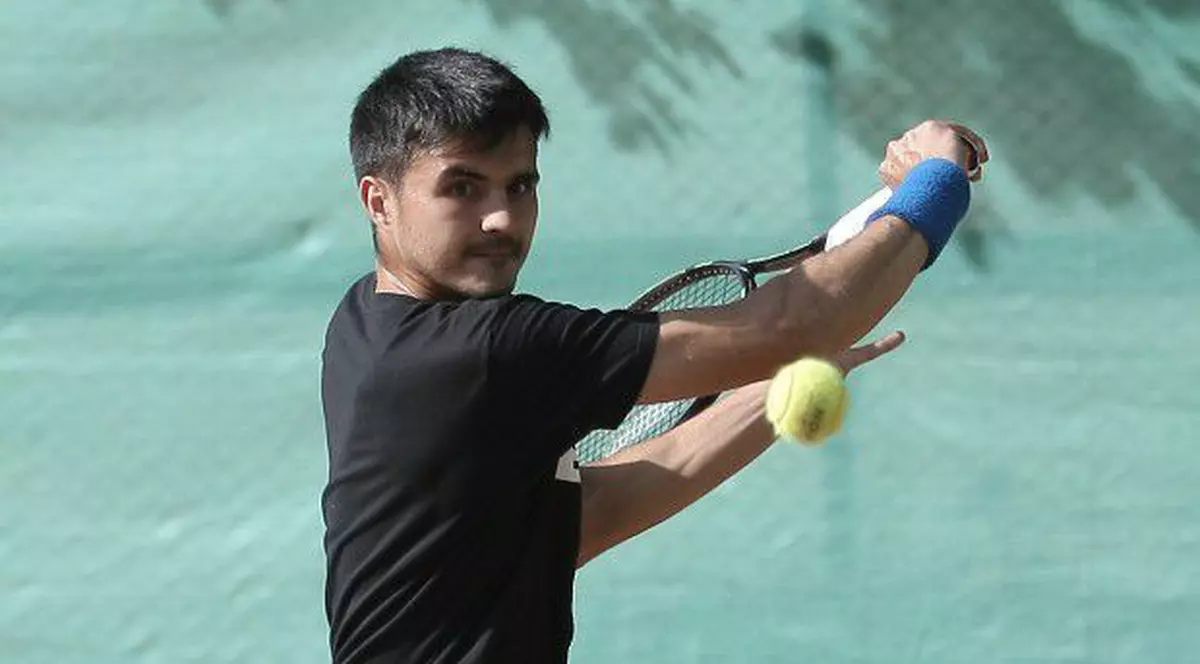 Tenismanul român Dragoș Dima îl va înfrunta pe Gerald Melzer, vineri, de la ora 12,00 (ora României), în primul meci de simplu din cadrul întâlnirii care opune echipele României și Austriei, la Wels, pe zgură, în primul tur al barajului de menținere în Grupa I valorică a zonei Europa-Africa a Cupei Davis, potrivit tragerii la sorți efectuate joi. În al doilea meci de simplu de vineri se vor înfrunta Dominic Thiem, prima rachetă a Austriei, și Bogdan Borza, relatează agenția APA. Sâmbătă, de la ora 15,00, se va desfășura meciul de dublu, între perechile Horia Tecău/Nicolae Frunză și Dominic Thiem/Philipp Oswald. Duminică, de la ora 12,00, se va disputa meciul Dominic Thiem — Dragoș Dima, urmat de ultima partidă de simplu, Gerald Melzer — Bogdan Borza. Căpitanul echipei Austriei, Stefan Koubek, îi are la dispoziție pentru această întâlnire pe Dominic Thiem (24 ani, 7 ATP la simplu, 281 ATP la dublu), Gerald Melzer (27 ani, 133 ATP la simplu), Sebastian Ofner (21 ani, 138 ATP la simplu), Philipp Oswald (31 ani, 71 ATP la dublu). De partea cealaltă, căpitanul Andrei Pavel contează pe Dragoș Dima (25 ani, 489 ATP la simplu), Nicolae Frunză (19 ani, 544 ATP la dublu), Bogdan Borza (20 ani, 707 ATP la simplu) și Horia Tecău (32 ani, 9 ATP la dublu). România conduce cu 3-2 în meciurile directe cu Austria, pe care a învins-o în 1976, la Viena, 4-1 în sferturile zonei Europa, în 1980, cu 3-2 la București, în primul tur al zonei Europa, și în 2002, la Constanța, cu 5-0, în primul tur al zonei Europa-Africa, Grupa I. Austria a câștigat în 1957, 5-0 la București, în primul tur al zonei Europa, și în 1986, 3-2 la Bad Kleinkirchheim, în semifinalele zonei Europa.