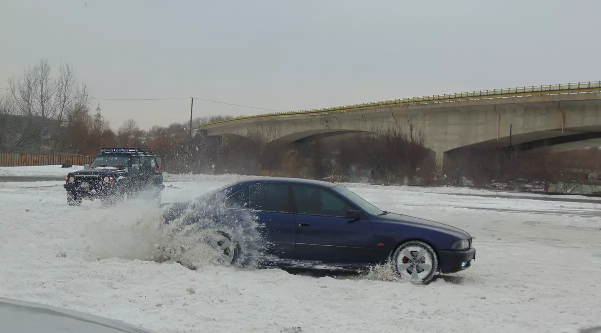 Drifturi într-o parcare din Galați în timpul codului galben de ger
