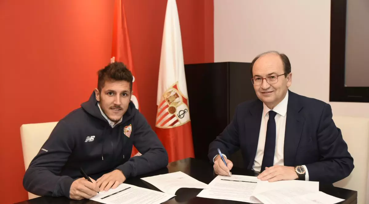 Stevan Jovetici, la semnarea contractului cu Sevilla FOTO: sevillafc.es