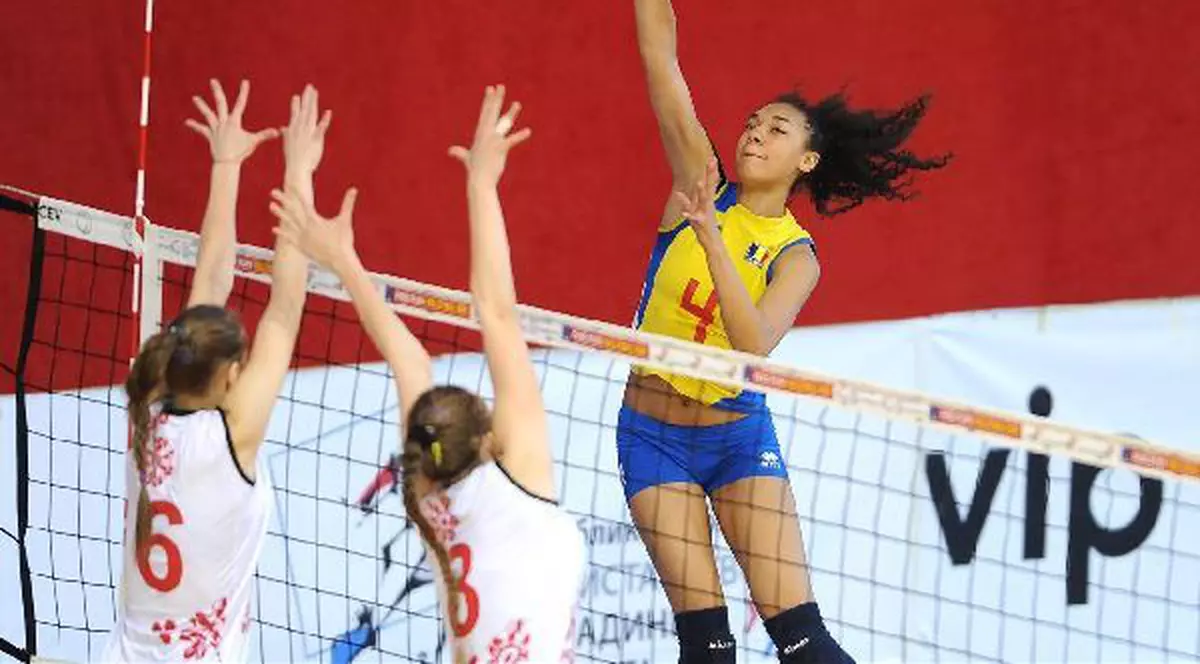 Naționala de junioare a ratat calificarea la Campionatul Mondial de volei Under 20. În atac, Eliza Varga (în galben)