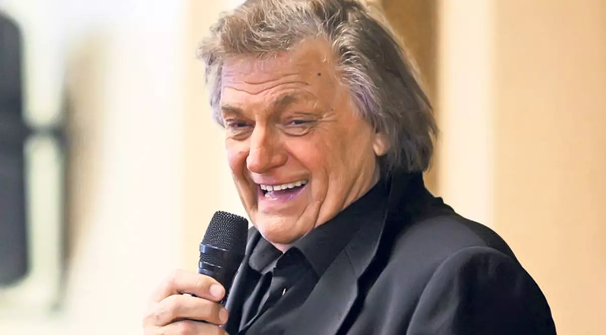 Florin Piersic, surâzător, vorbește la telefon